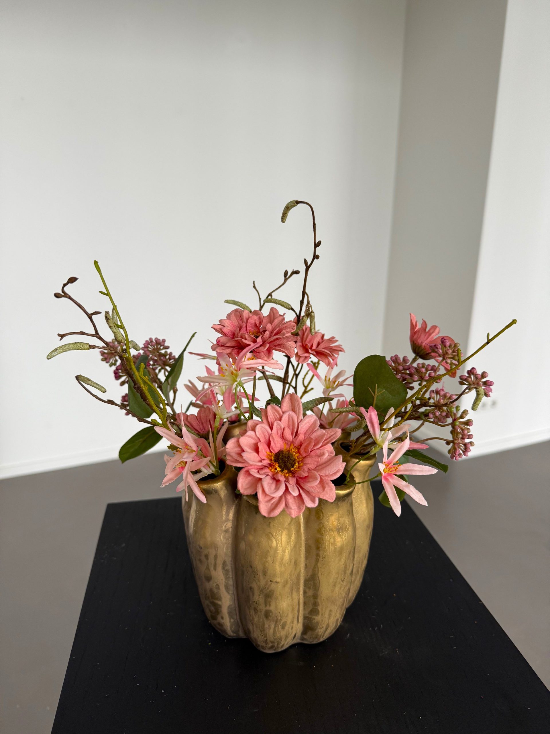 Kunstbloemen boeket Doortje incl gouden vaasje - Afbeelding 5