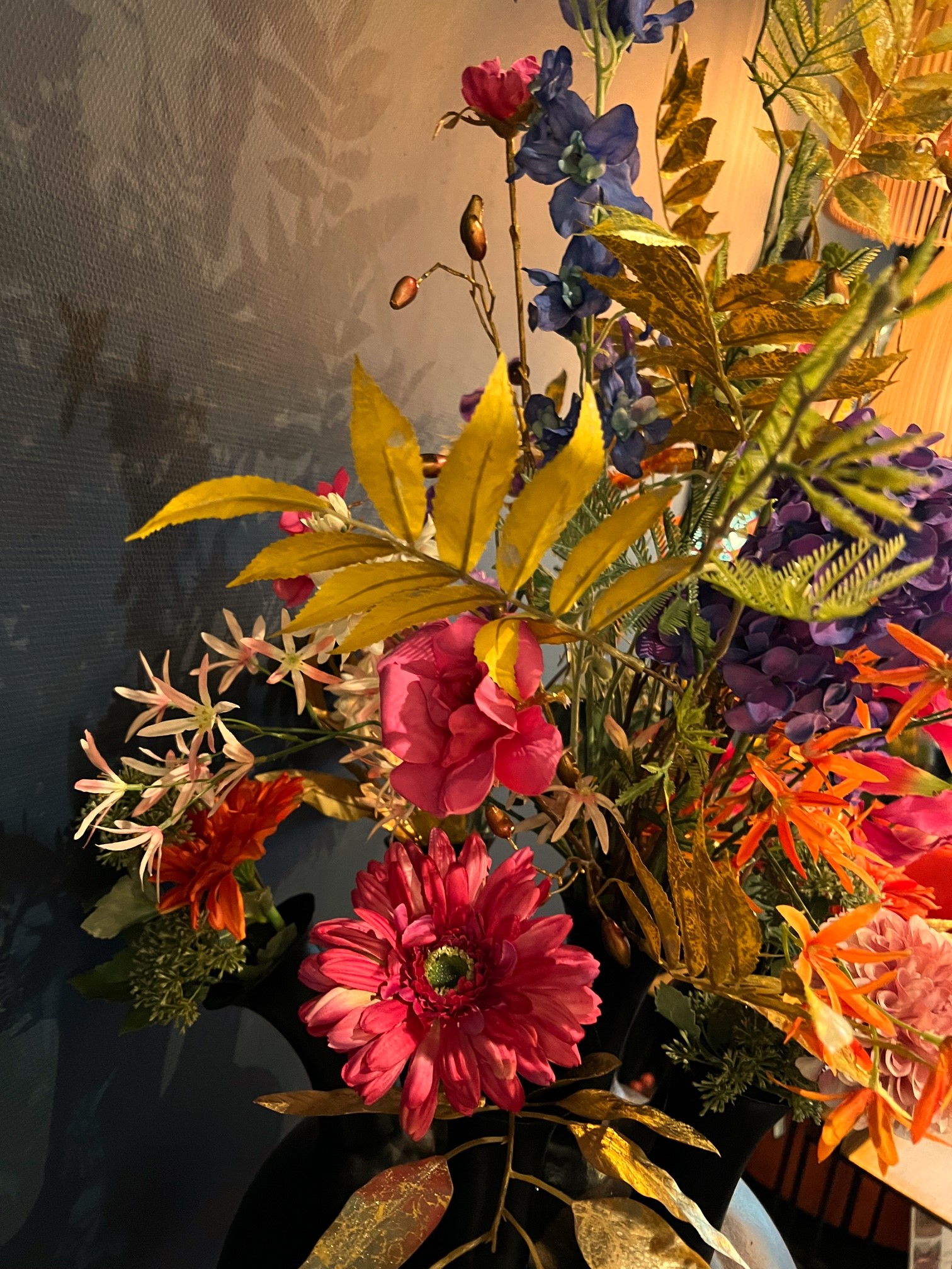 Zijdenboeket Lauren voor in de gouden of zwarte tuitvaas - Afbeelding 2