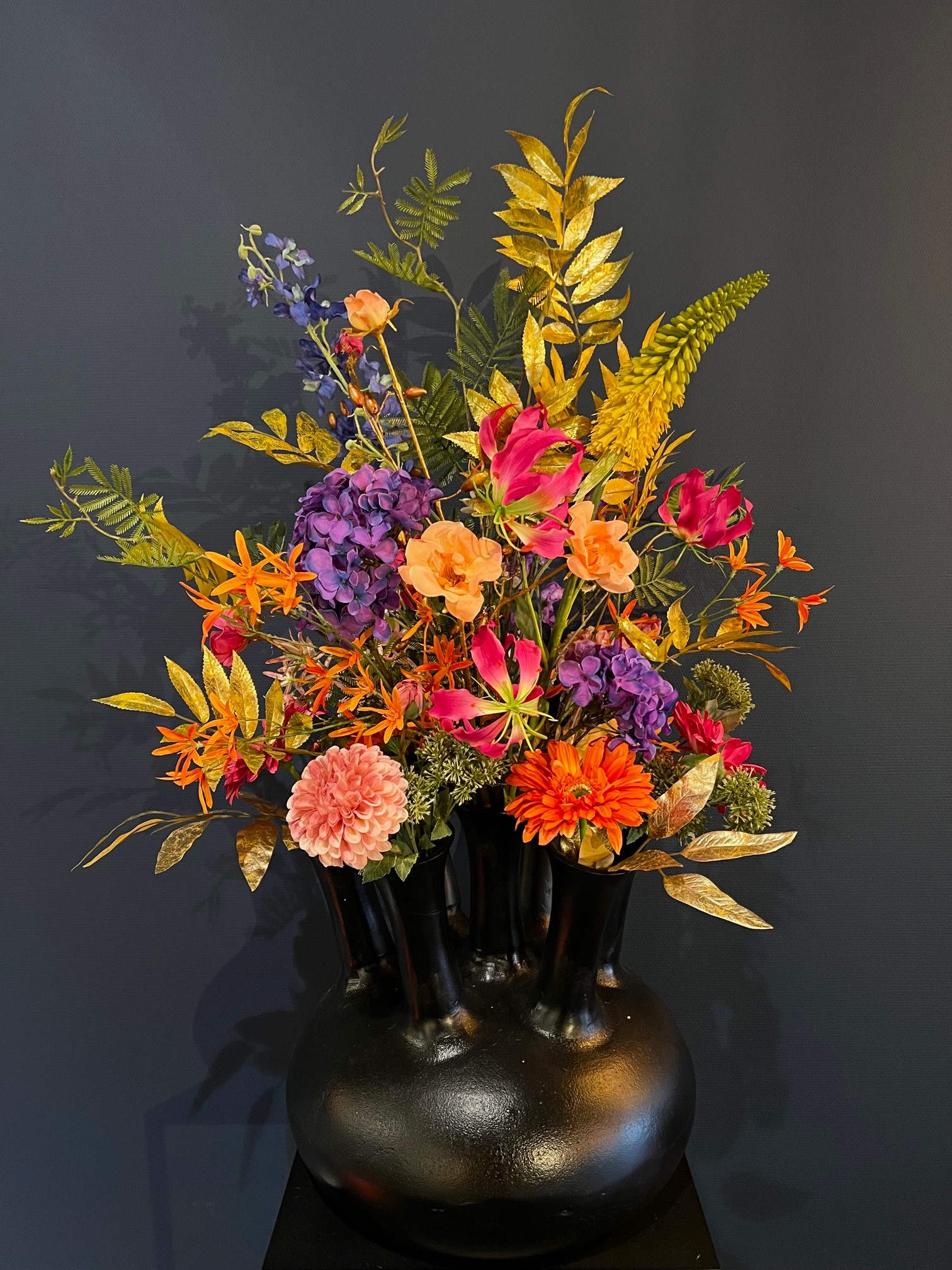 Zijdenboeket Lauren voor in de gouden of zwarte tuitvaas